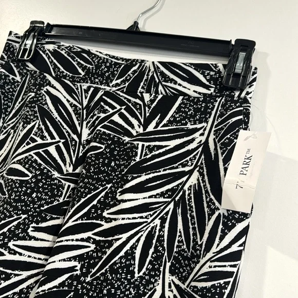 Women’s Tropical Wide Leg Palazzo Pant Size Medium Black White Leaf NWT - Picture 6 of 11